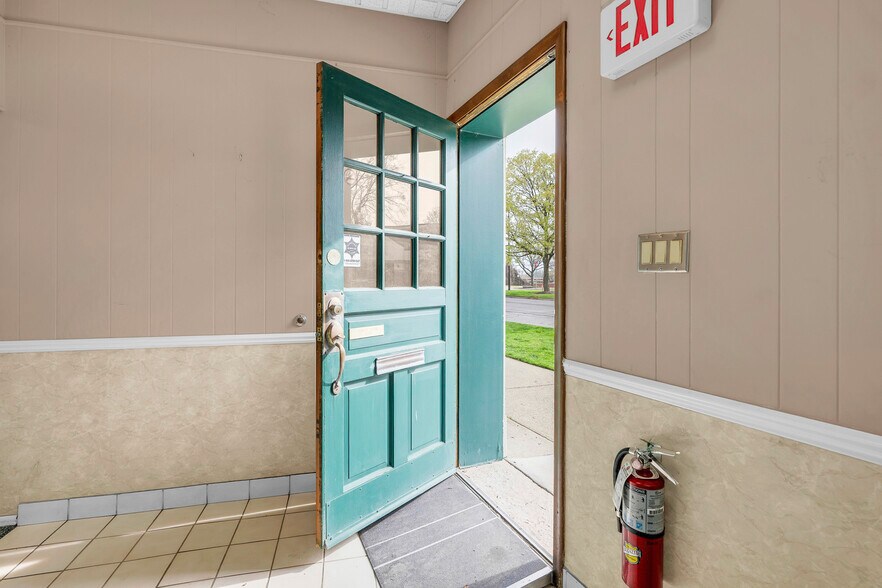 More Photos Of 20439 Mack Ave, Grosse Pointe Office For Sale