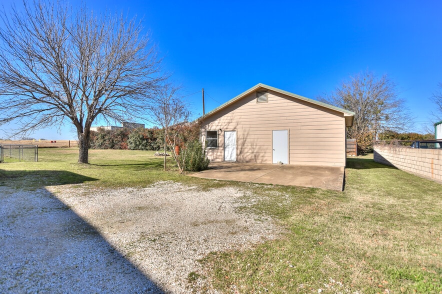 More Photos Of 4159 E University Ave, Georgetown Light Manufacturing For Sale