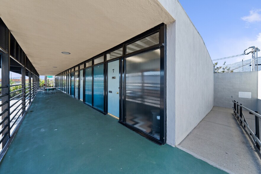 More Photos Of 903 N San Fernando Blvd, Burbank Storefront Retail Office For Sale