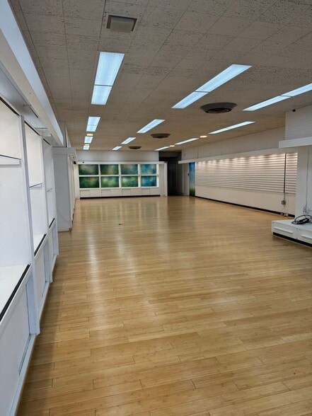 More Photos Of 410 S Spring St, Burlington Storefront Retail Office For Lease