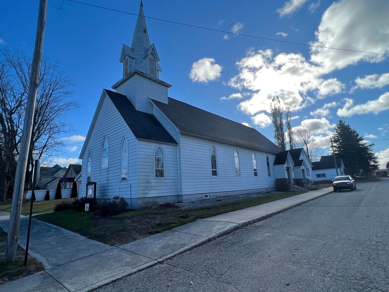More Photos Of 321 W John St, Newberry Religious Facility For Sale