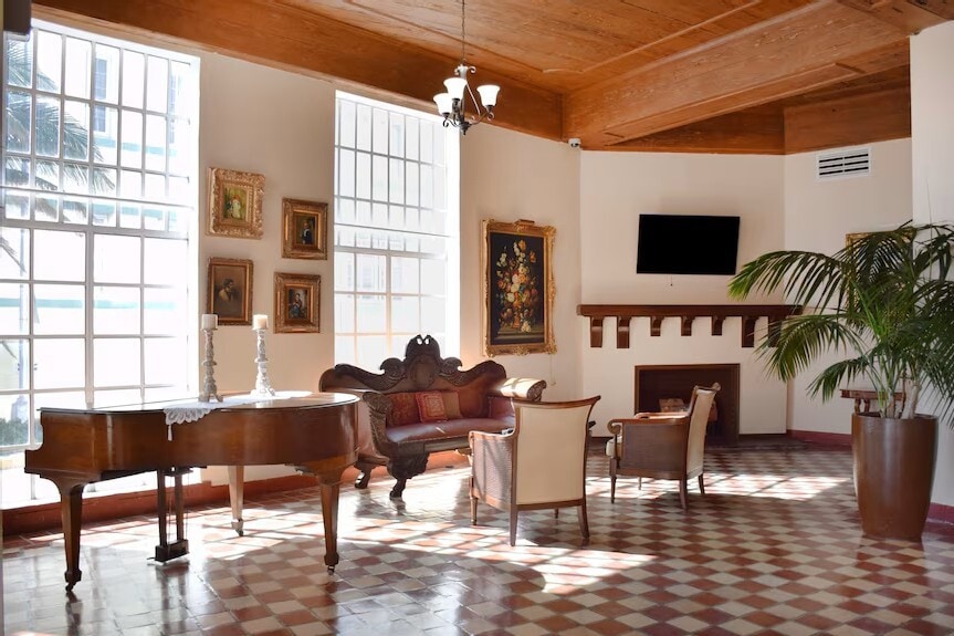 More Photos Of 600 Ocean Dr, Miami Beach Hotel For Sale