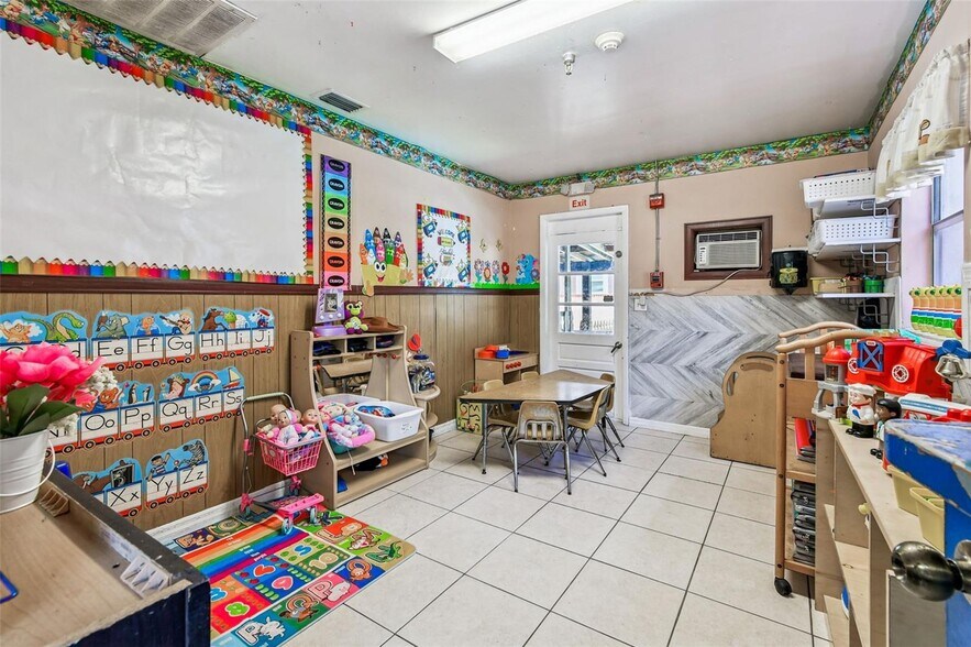 More Photos Of 9912 N Myrtle St, Tampa Daycare Center For Sale