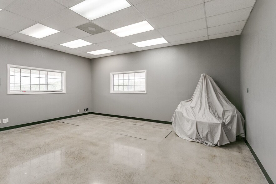 More Photos Of 3212 E Walnut St, Tecumseh Flex For Sale