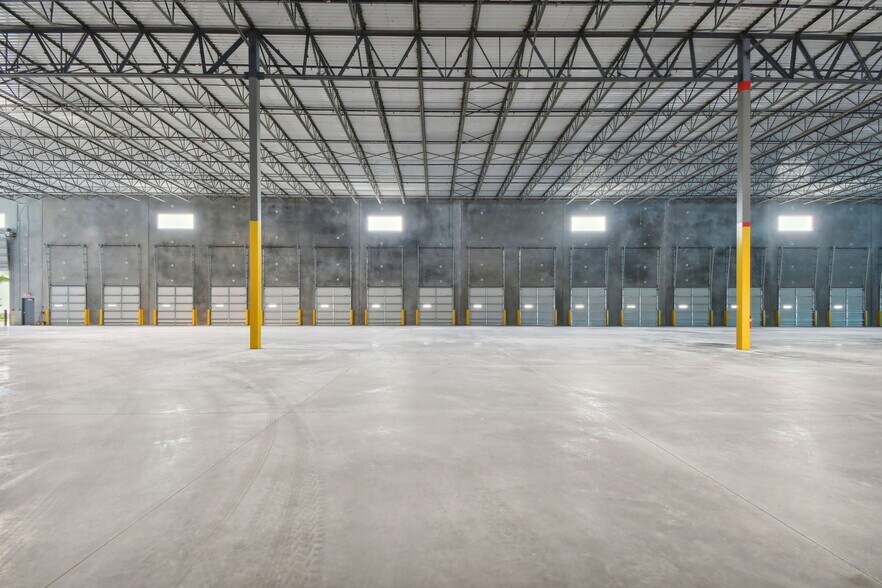 More Photos Of 4505 24th St E, Bradenton Distribution For Lease