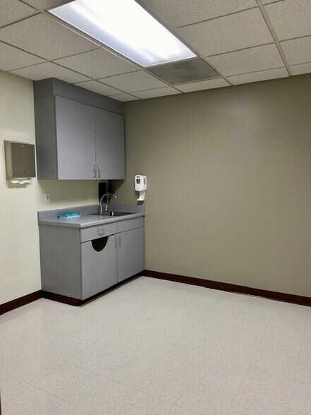 More Photos Of 1390 Biddle Rd, Medford General Retail For Lease