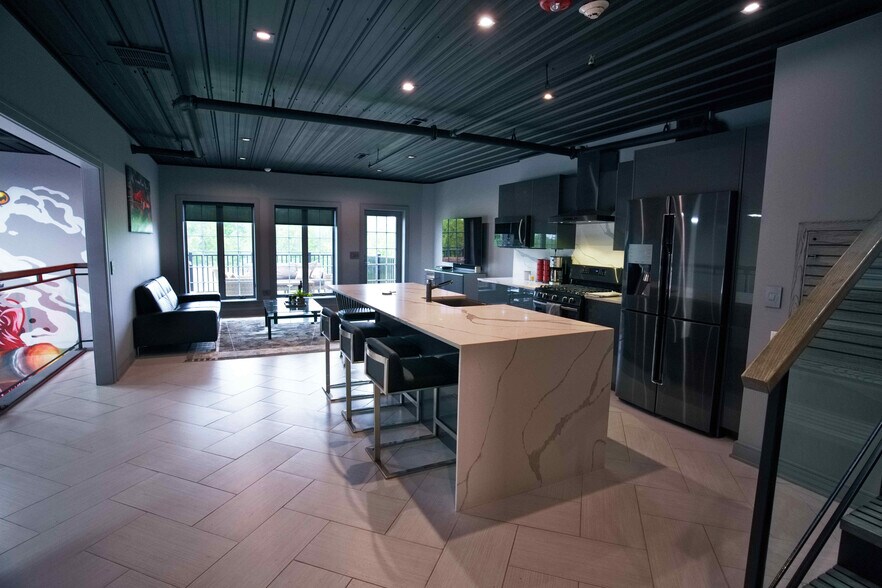 More Photos Of 2244 Ferry Rd, Naperville Flex For Sale