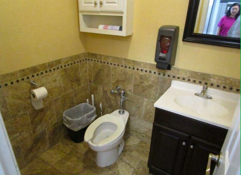 More Photos Of 110 Nicon Ct, Hauppauge Warehouse For Sale