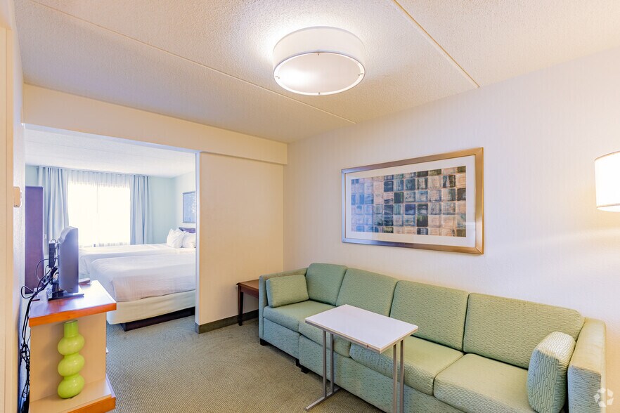 More Photos Of 16 Trinity Point Dr, Washington Hotel For Sale