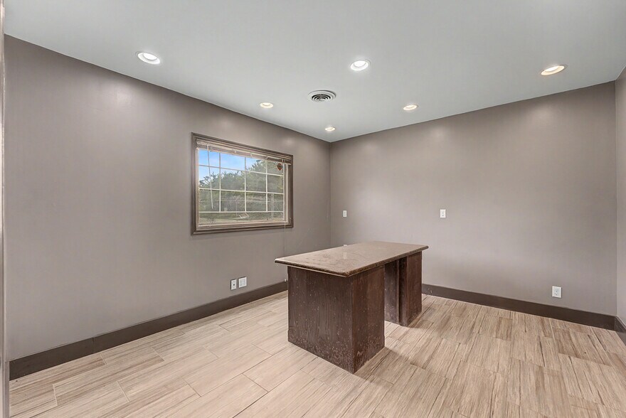 More Photos Of 1039 N Owasso Ave, Tulsa Light Manufacturing For Lease