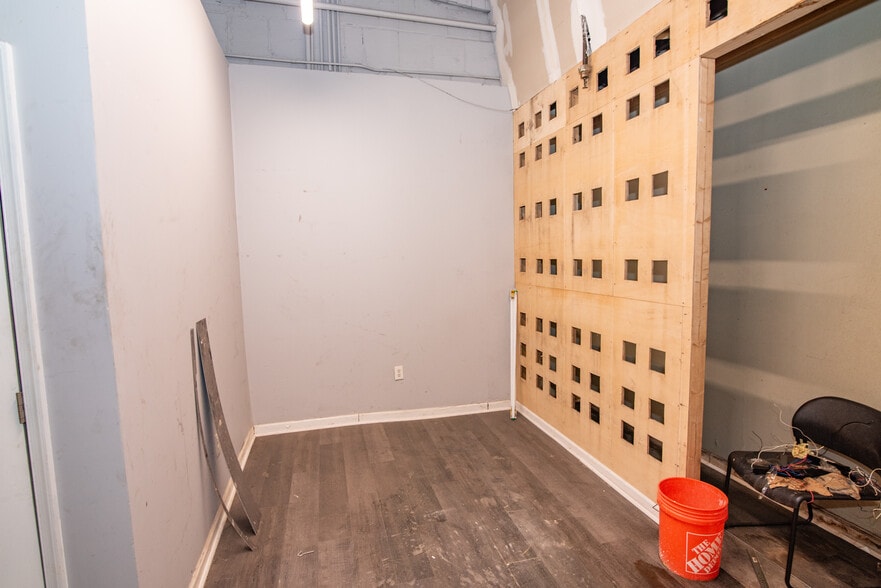 More Photos Of 4128 Hayward Ave, Baltimore Warehouse For Sale