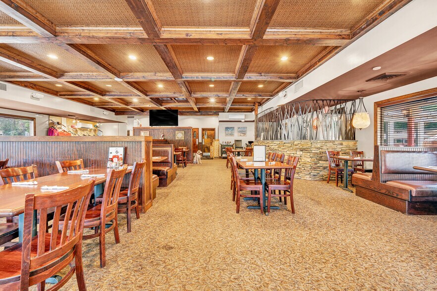 More Photos Of 1041 Harbour Inn Ln, Moneta Restaurant For Sale