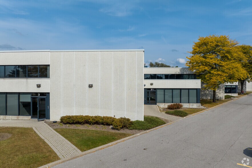 More Photos Of 45 Mural St, Richmond Hill Research And Development For Lease