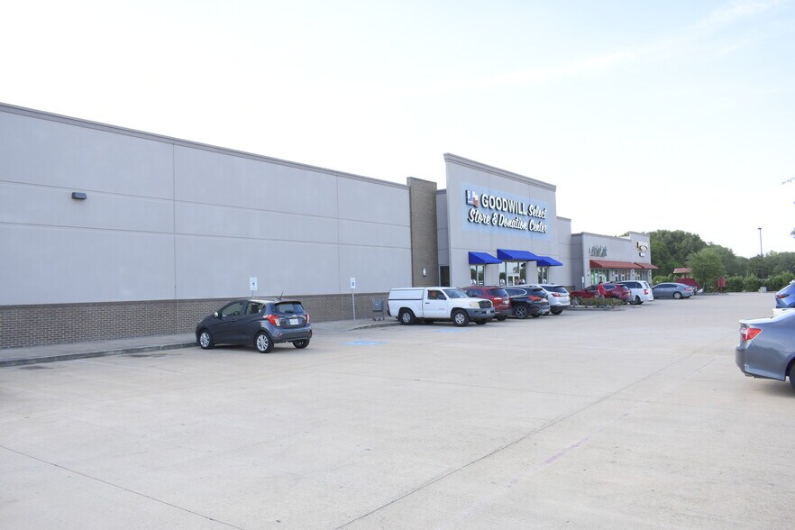 More Photos Of 253 N Bypass 35, Alvin Storefront For Lease