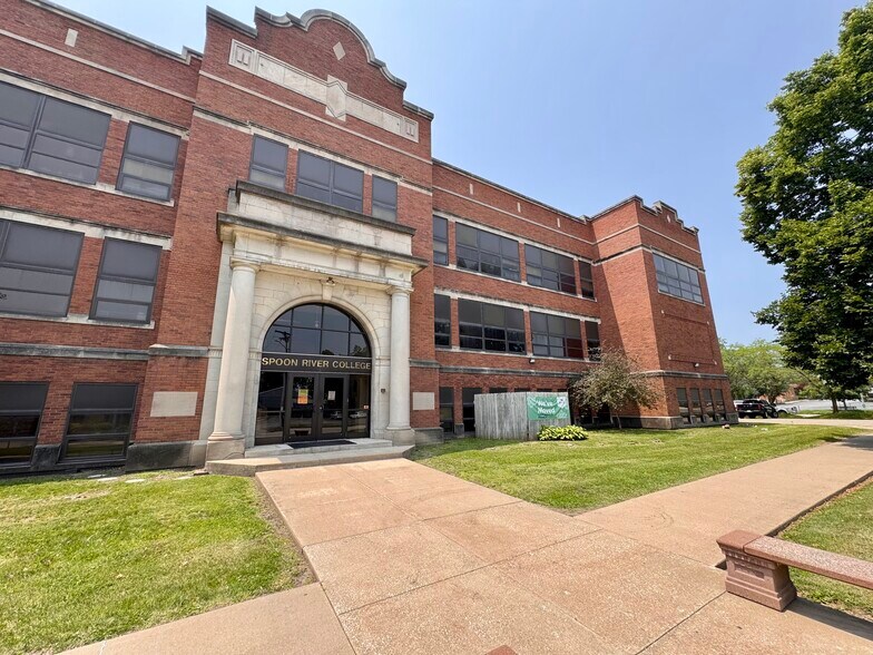 More Photos Of 208 S Johnson St, Macomb Schools For Sale