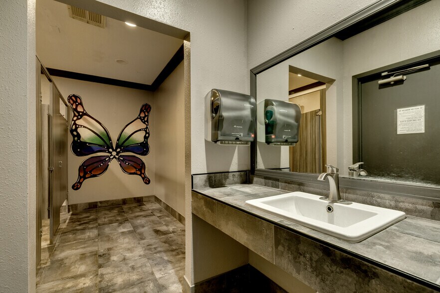 More Photos Of 470 This Way St, Lake Jackson General Retail For Sale