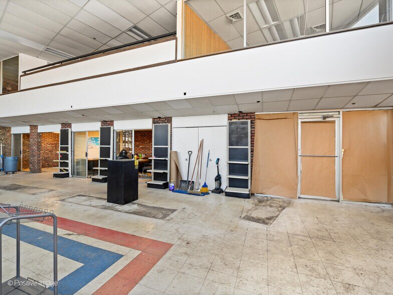More Photos Of 211 S Milwaukee Ave, Libertyville General Retail For Sale