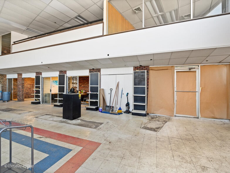 More Photos Of 211 S Milwaukee Ave, Libertyville Freestanding For Sale