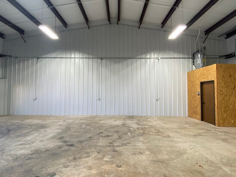 More Photos Of 7804 NW 94th St, Oklahoma City Warehouse For Lease