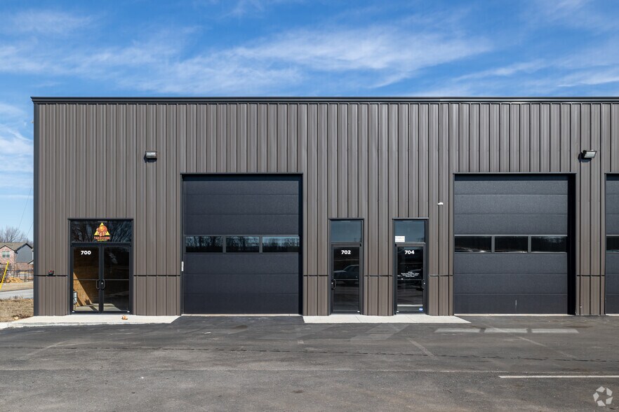 More Photos Of 700 E Third St, Gentry Flex For Lease