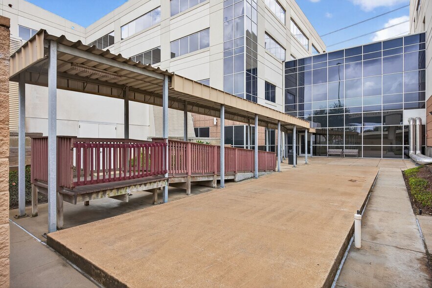 More Photos Of 5420 West Loop S, Bellaire Medical For Lease