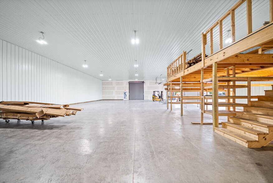 More Photos Of 1040 Smokestack Dr, Clarksville Warehouse For Lease