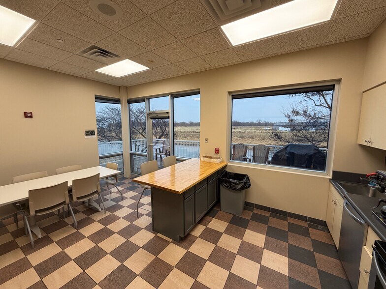 More Photos Of 3333 Landmark Cir, Lincoln Office For Sale