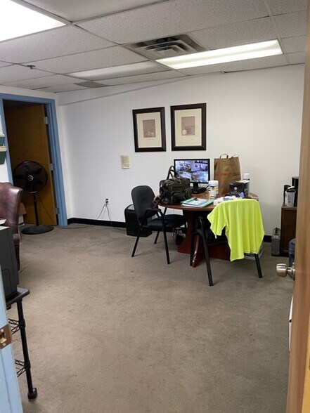 More Photos Of 108 Sandy Dr, Newark Warehouse For Lease