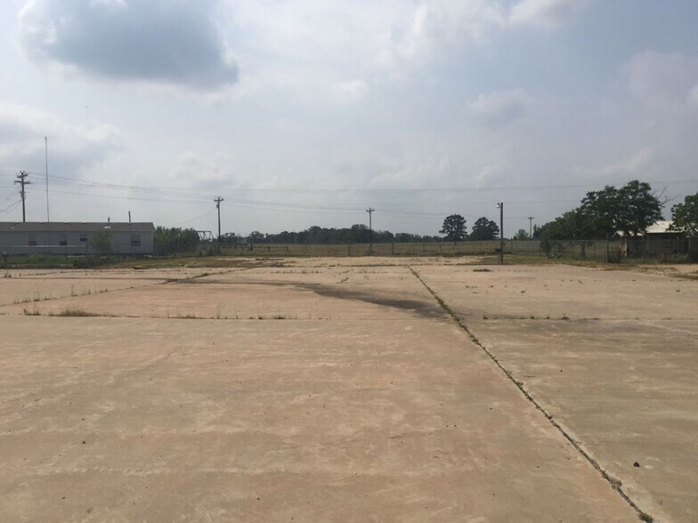 More Photos Of 3492 N US Highway 77, Giddings Warehouse For Lease