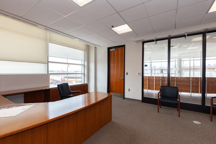 More Photos Of 14 Chamberlain Ave, Ottawa Office For Lease