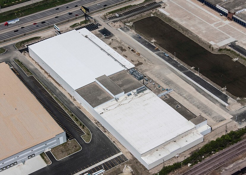 More Photos Of 555 Northwest Ave, Northlake Refrigeration Cold Storage For Lease