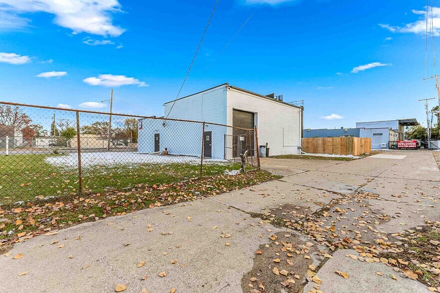 More Photos Of 22711 Dequindre Rd, Hazel Park Warehouse For Sale