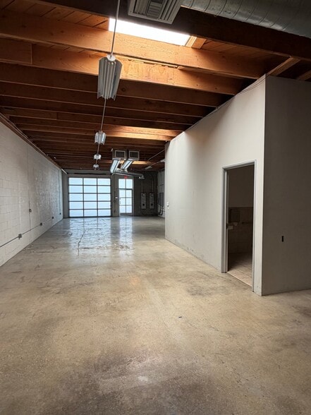More Photos Of 2409 W Empire Ave, Burbank Loft Creative Space For Lease