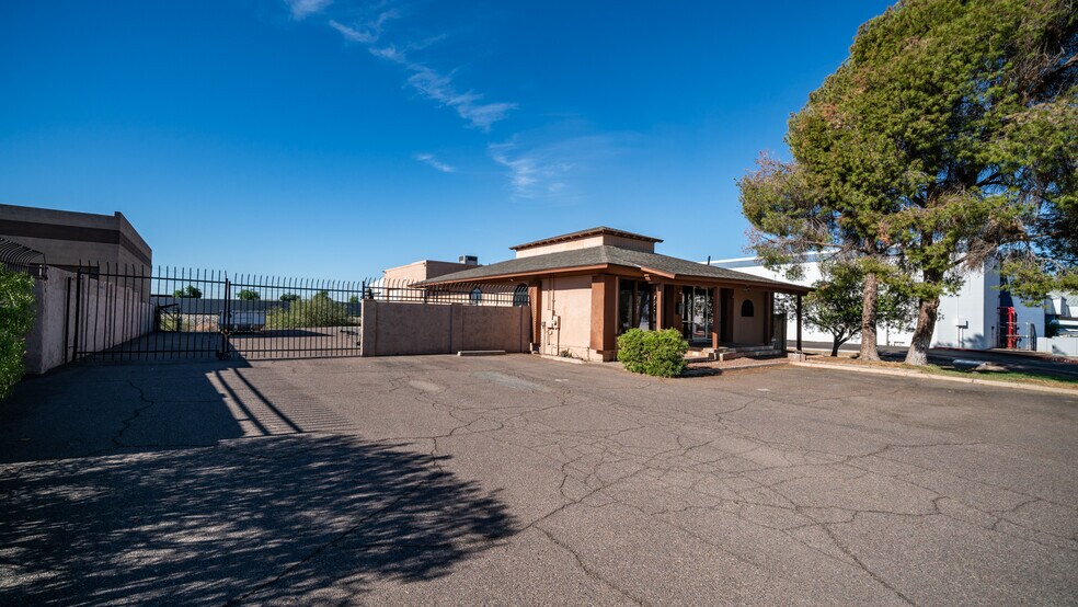 More Photos Of 680 N Golden Key St, Gilbert Warehouse For Lease