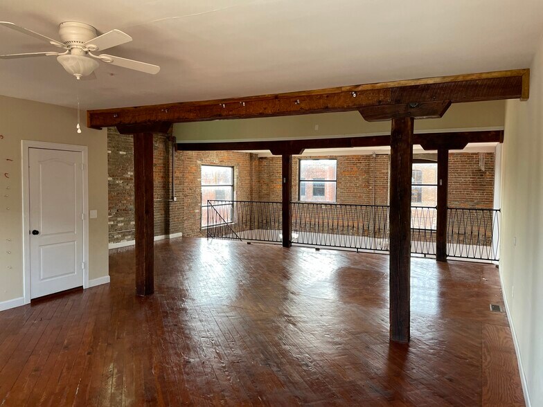 More Photos Of 27 N Main St, Springfield Specialty For Lease