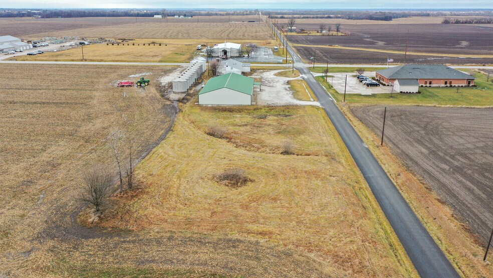 More Photos Of 22987 Cherry Ln, Jerseyville Storefront For Sale