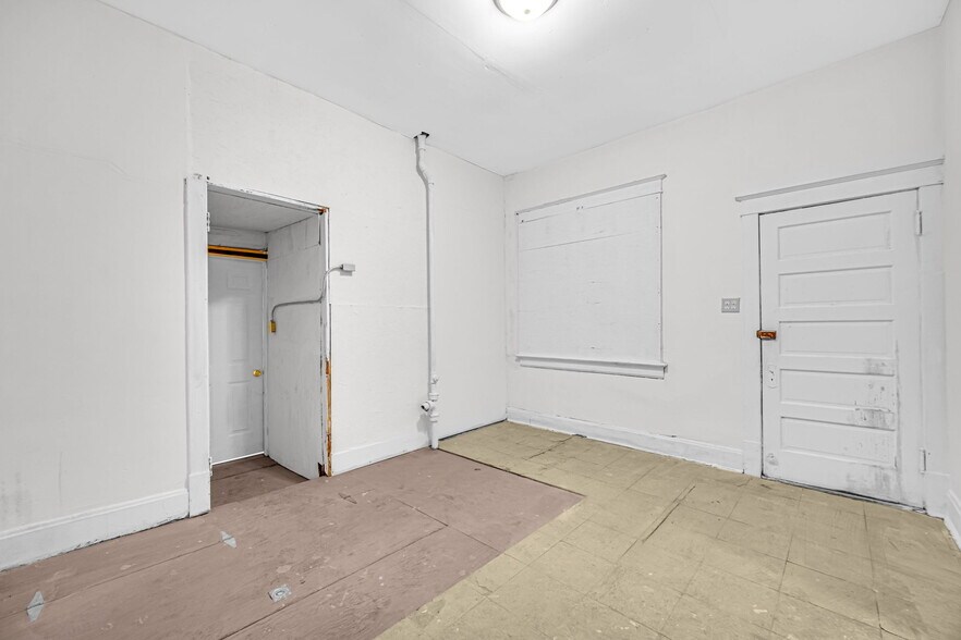 More Photos Of 701 Meeker Ave, Joliet Flex For Sale