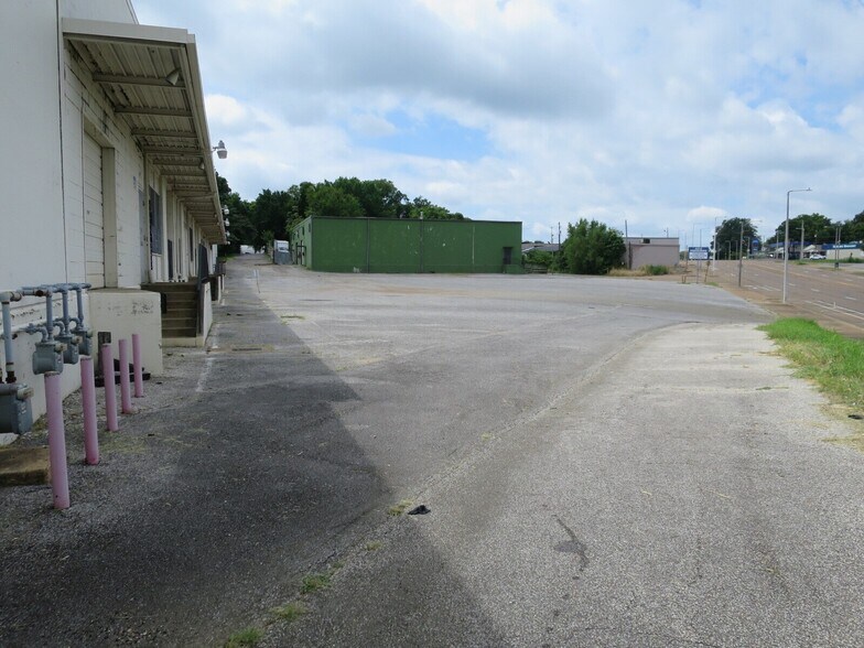 More Photos Of 845 E E.H. Crump Blvd, Memphis Warehouse For Sale