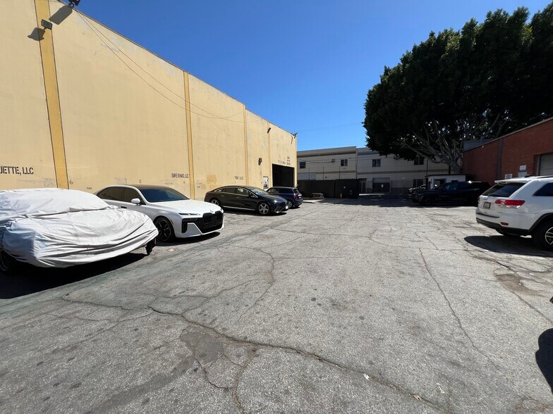 More Photos Of 123 E 35th St, Los Angeles Warehouse For Lease