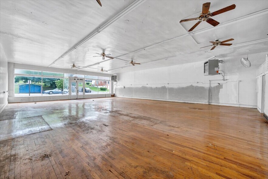 More Photos Of 2302 Melrose Ave NW, Roanoke Flex For Lease
