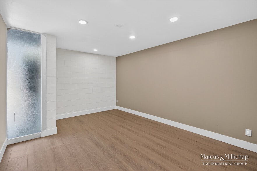 More Photos Of 19340 Londelius St, Northridge Warehouse For Lease