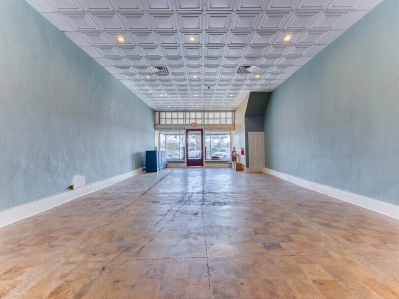More Photos Of 106 W Main St, Pilot Point Storefront For Lease