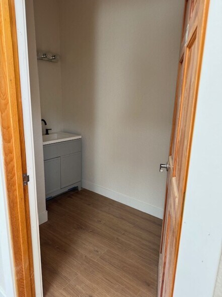 More Photos Of 902 E Maple St, Arlington Medical For Sale