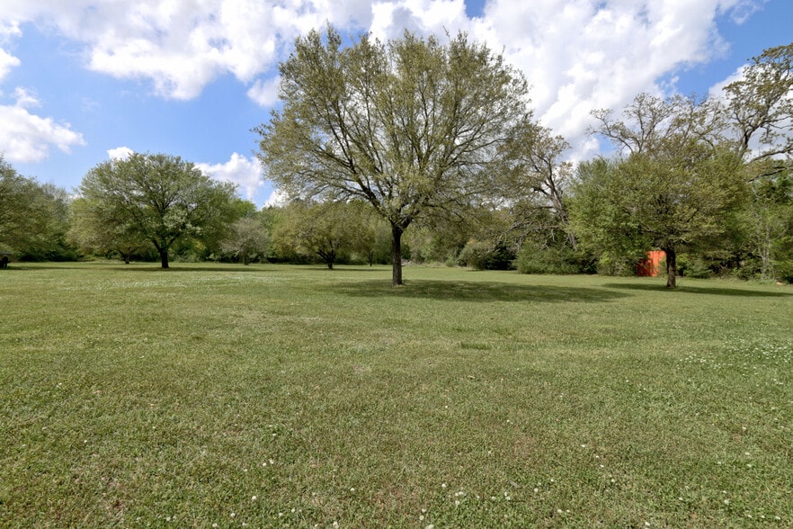 More Photos Of 18135 N Highway 75, Willis Specialty For Sale