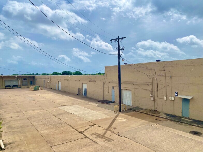 More Photos Of 3022 Franklin Ave, Waco Warehouse For Lease
