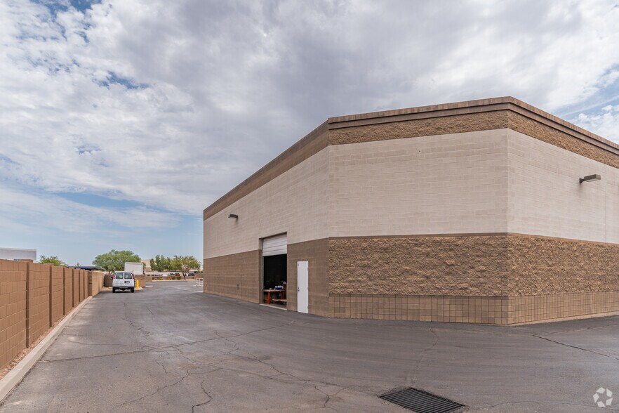 More Photos Of 7280 N Glen Harbor Blvd, Glendale Warehouse For Lease