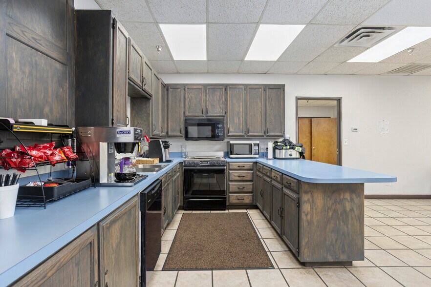 More Photos Of 4700 S Edgewood Ter, Fort Worth Distribution For Lease
