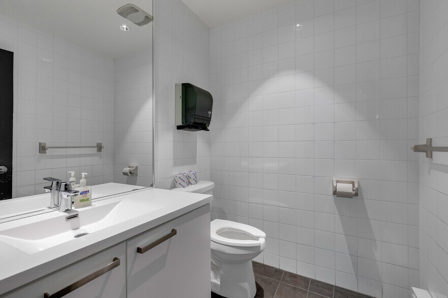 More Photos Of 525 Rue Sherbrooke E, Montréal Office For Lease