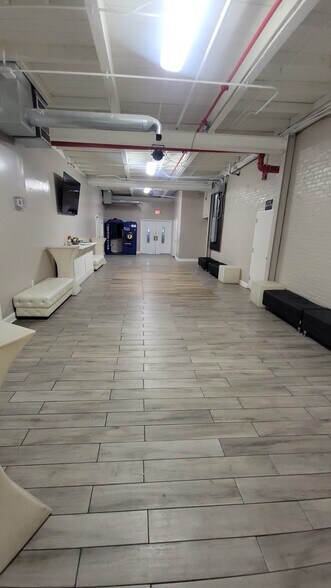 More Photos Of 141 Coit St, Irvington Showroom For Lease