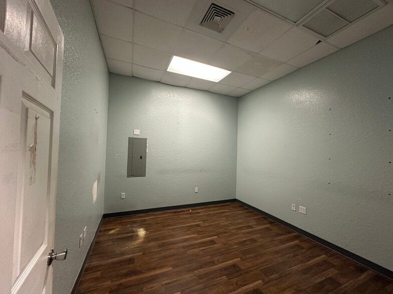 More Photos Of 1280 Hand Ave, Ormond Beach Showroom For Lease